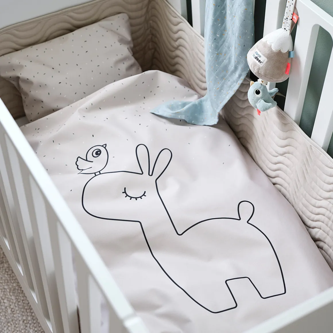 Quilted bed bumper with strings - Waves - Mustard