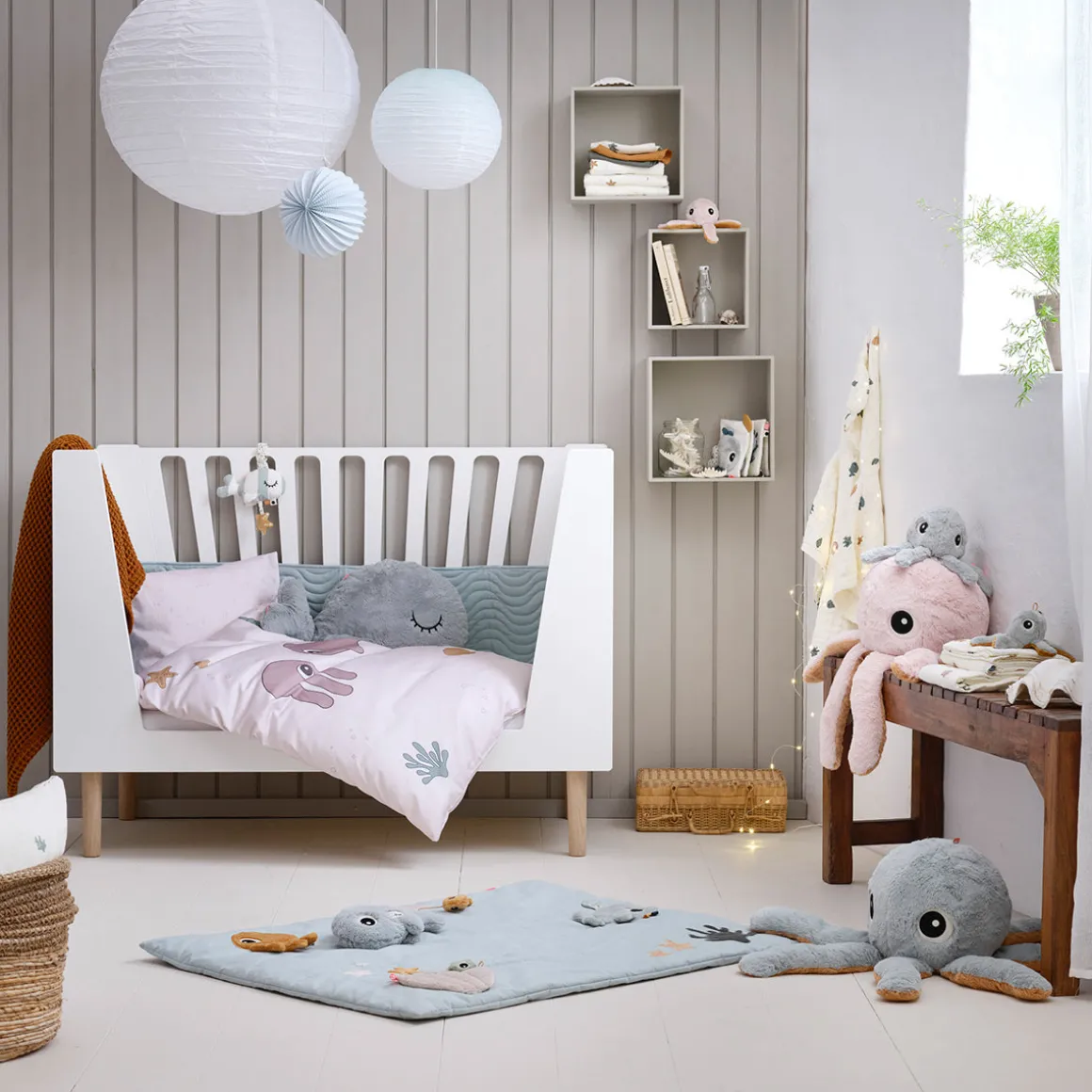 Quilted bed bumper with strings - Waves - Blue