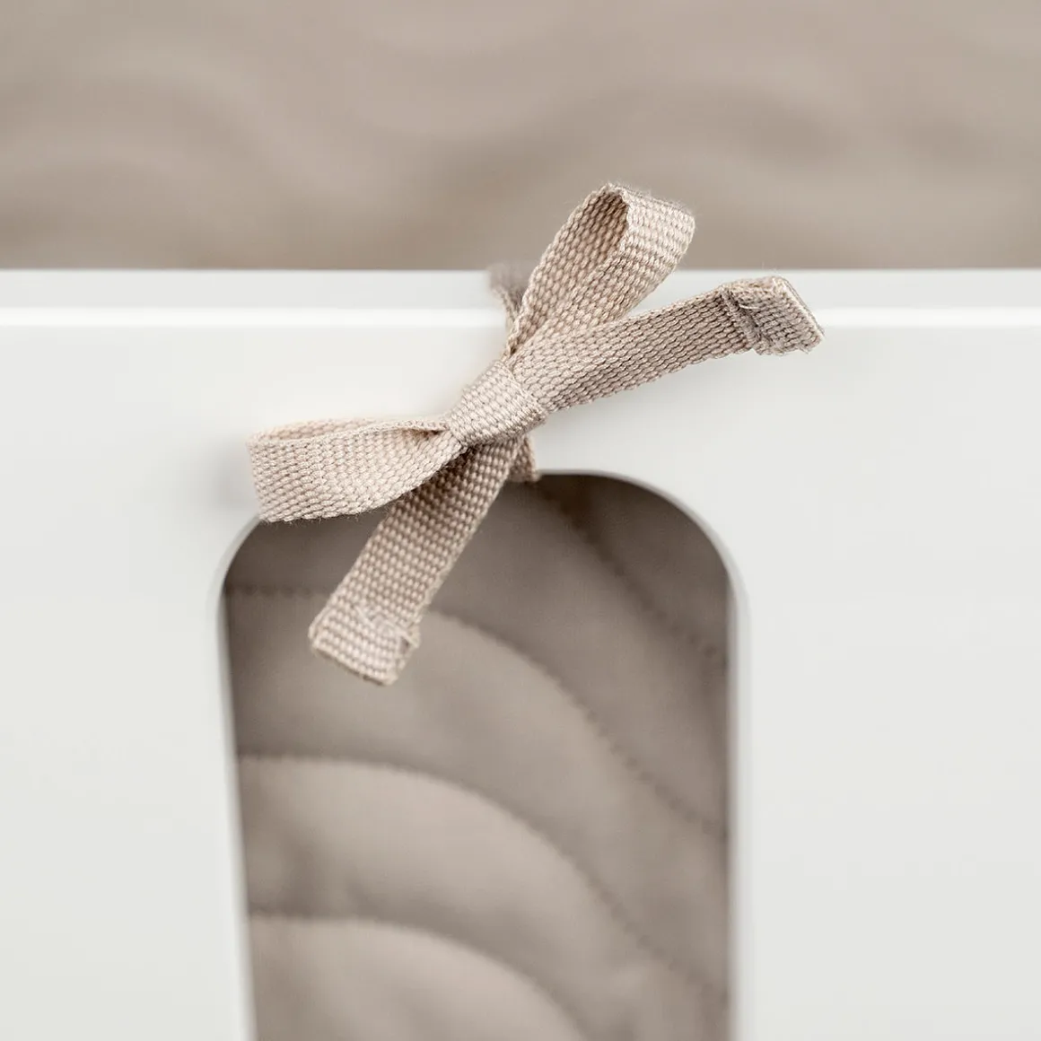 Quilted bed bumper with strings - Waves - Green